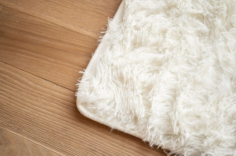 Plyšový koberec - bílý